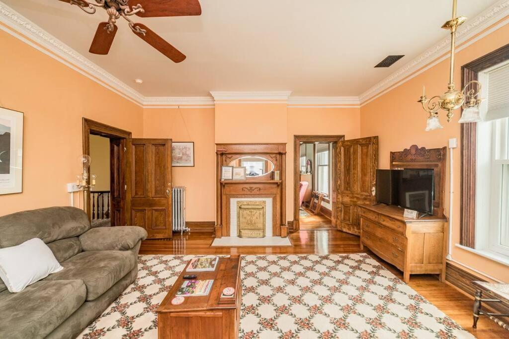 Peaceful Easy Feelings - King Sized Bed - Sleeps 2 Apartment ลินช์เบิร์ก ภายนอก รูปภาพ